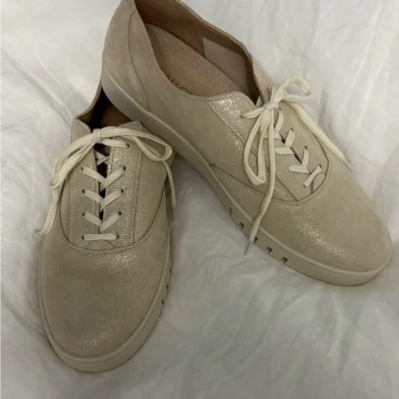 NWOT 🆕 Vionic Callie Women's Sneaker Gold Metallic Size 9 - Picture 4 of 9